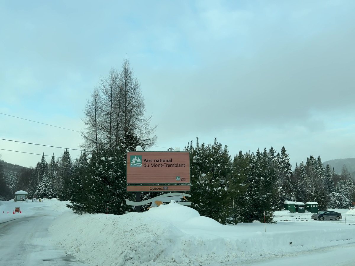 A placa “Parc national du Mont-Tremblant” na entrada do Pimbina