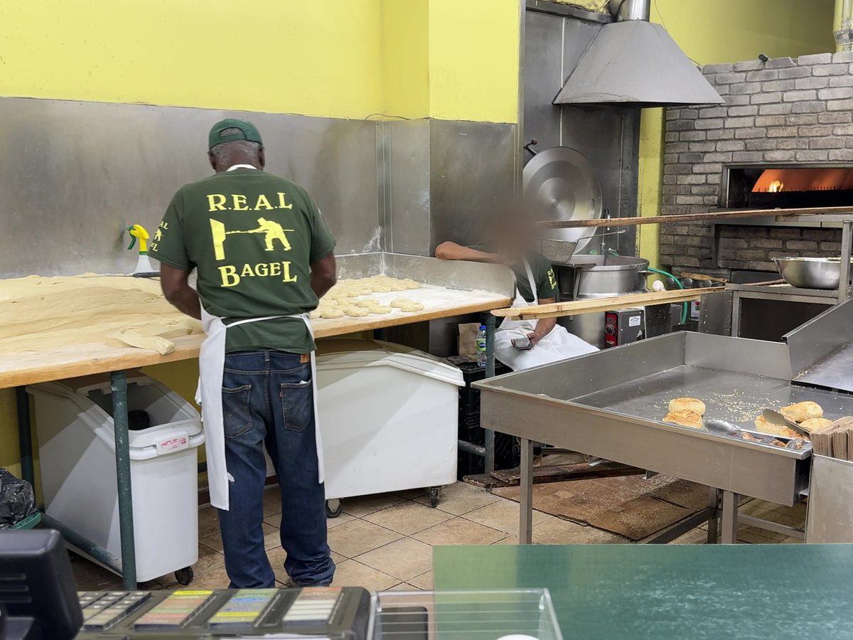 R.E.A.L Bagel, nossa parada da manhã. Os bagels são assados em forno a lenha.
