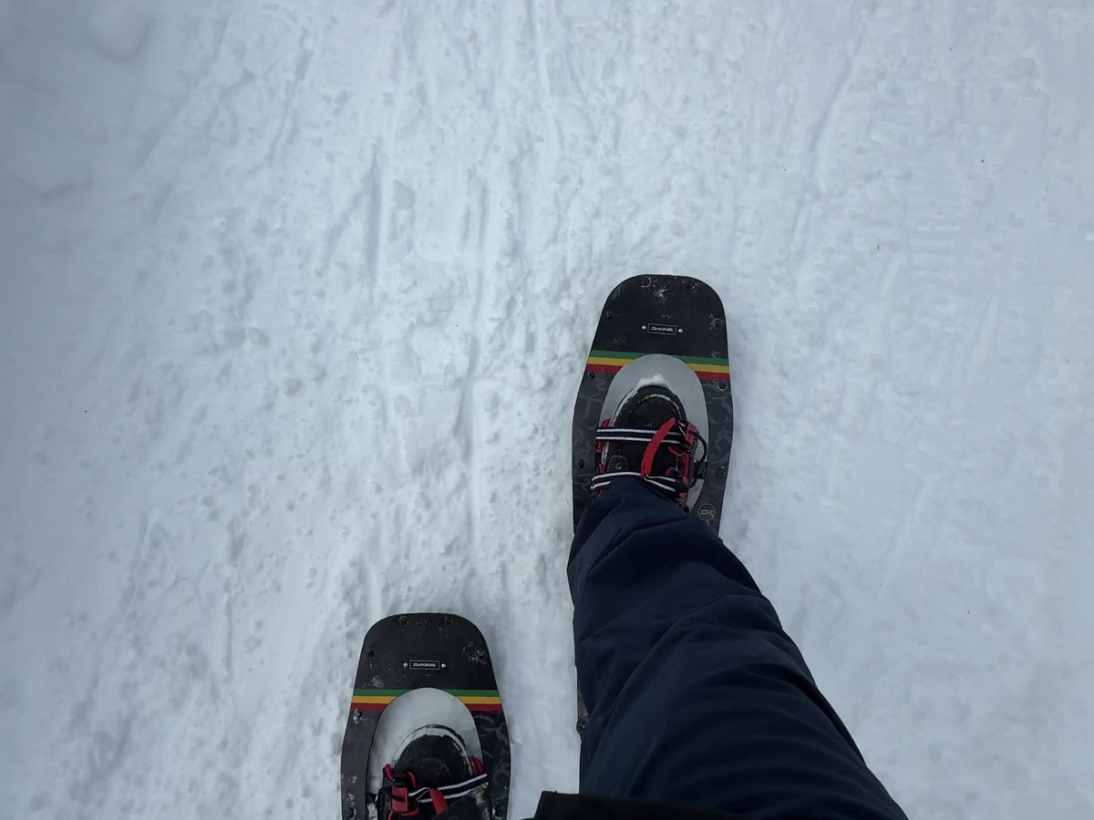 Raquetes de neve na pista batida