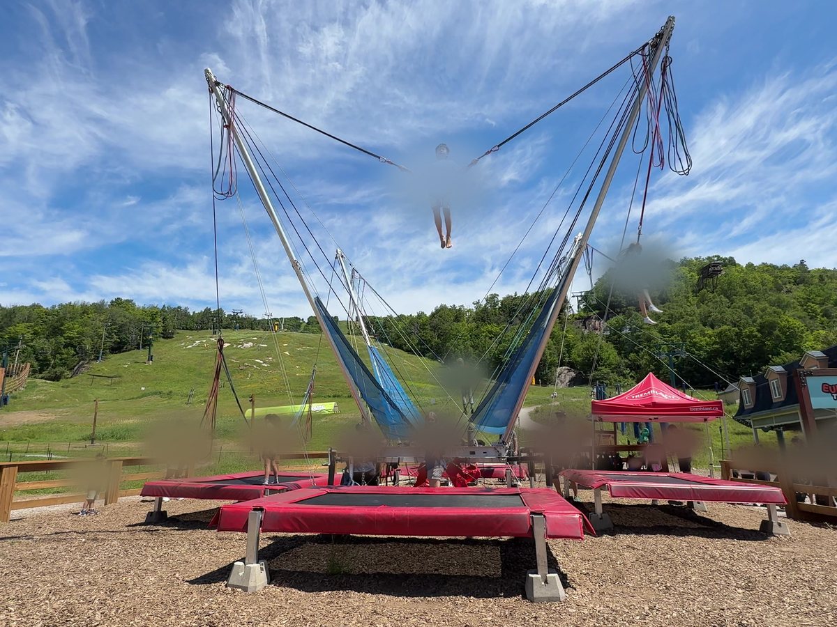 A cama elástica bungee: quatro minutos pulando preso a cordas