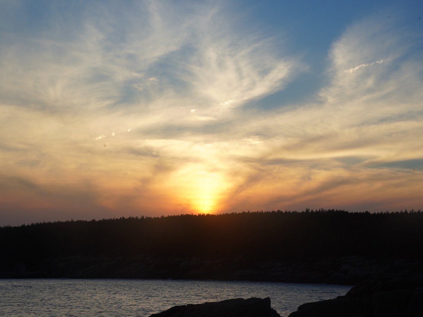 Le soleil passe derrière la forêt