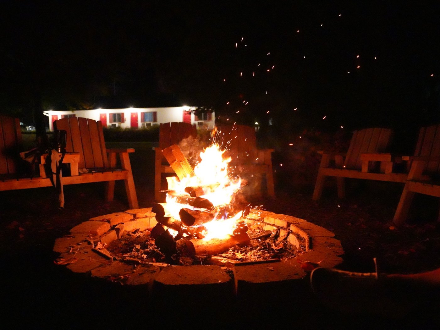 Feu de camp devant le motel