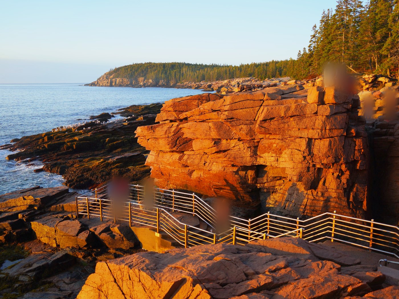 Le belvédère de Thunder Hole et la falaise rouge