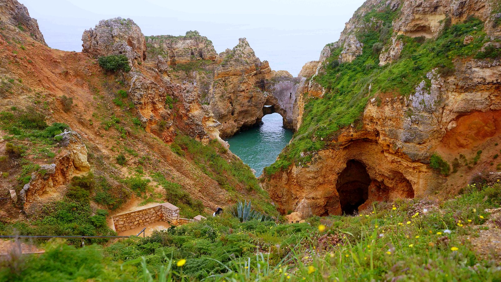 파도가 깎아 만든 바위 아치와 절벽 아래 동굴
