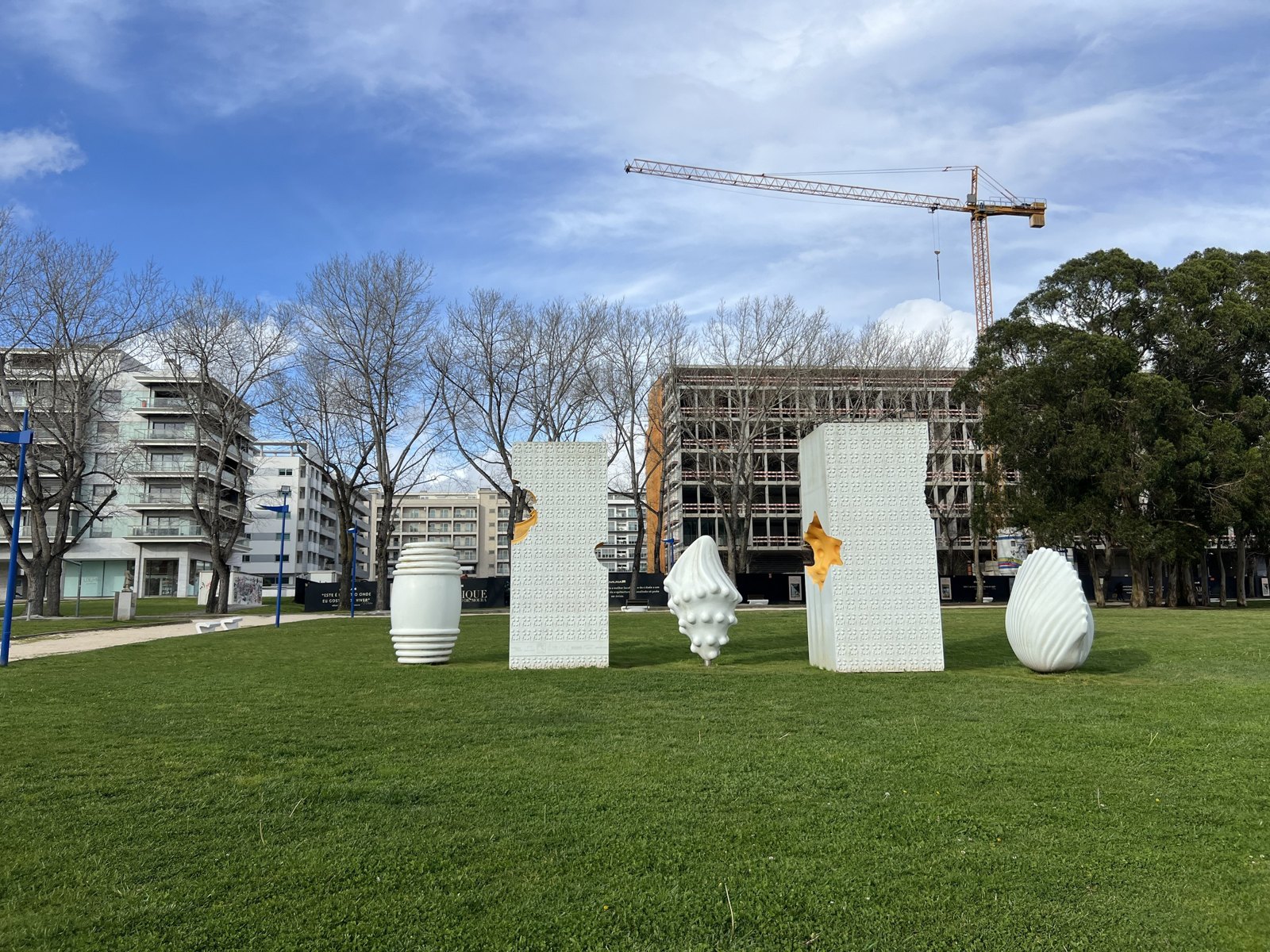 An ovos moles sculpture in Fonte Nova park