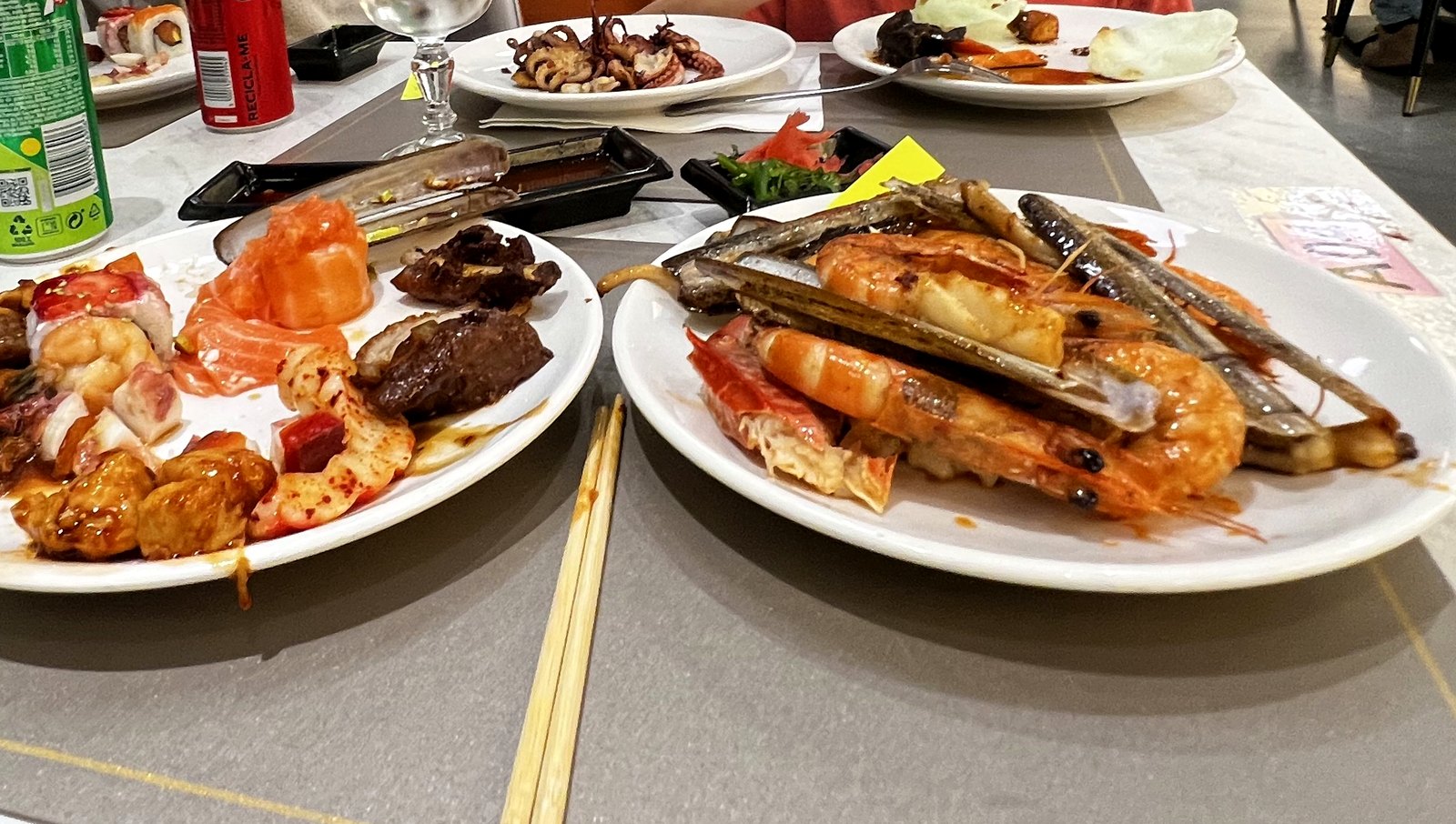 새우와 맛조개, 연어를 담아 온 접시