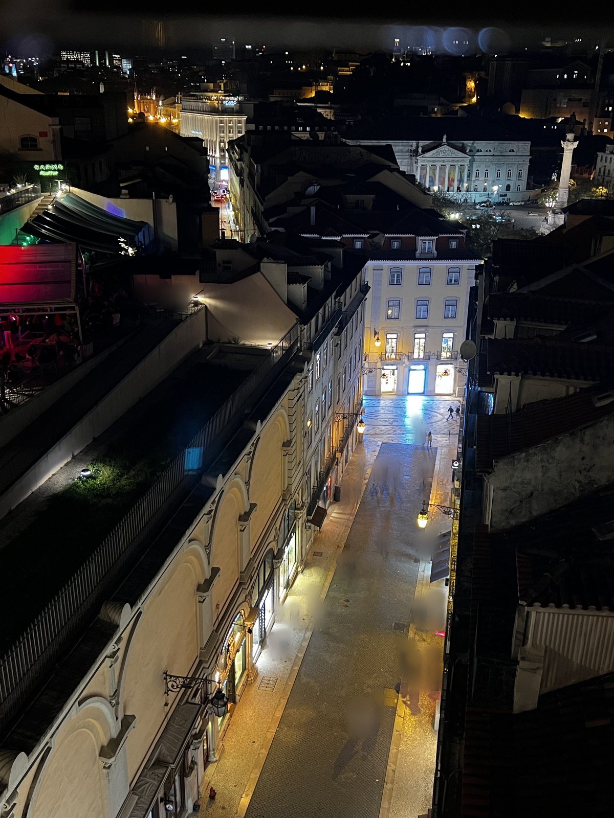 A Rua de Santa Justa, reta, lá embaixo do mirante