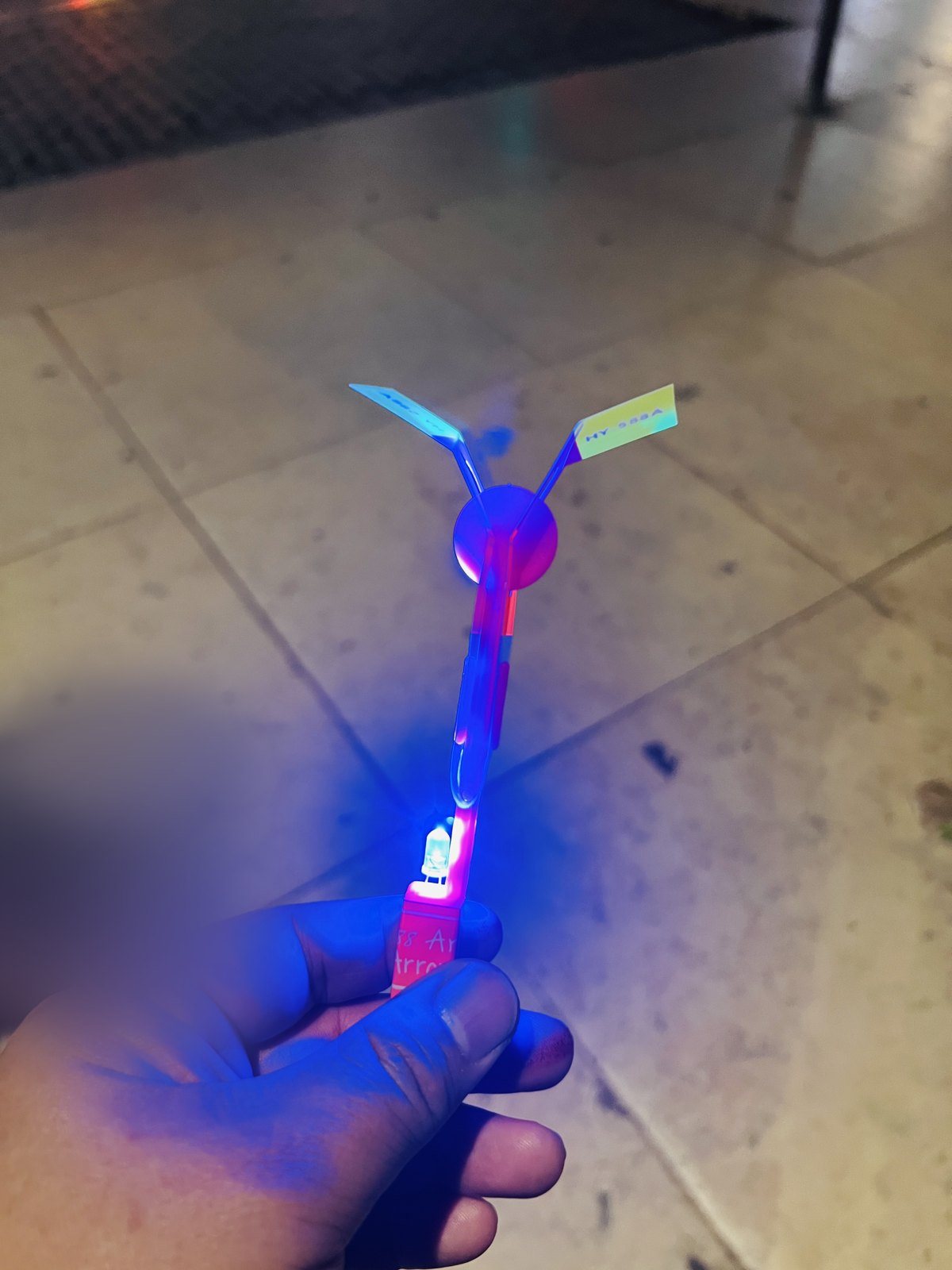 O brinquedo de hélice com LED que compramos na Praça do Comércio