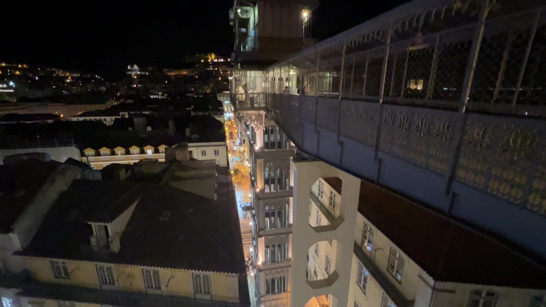 O elevador e a passagem para o lado do Carmo, vistos do alto