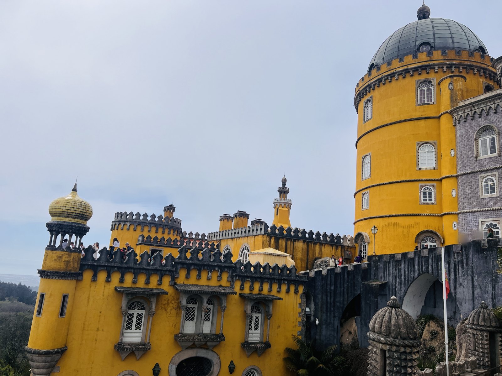 Le palais de Pena, ses tours jaunes et ses remparts