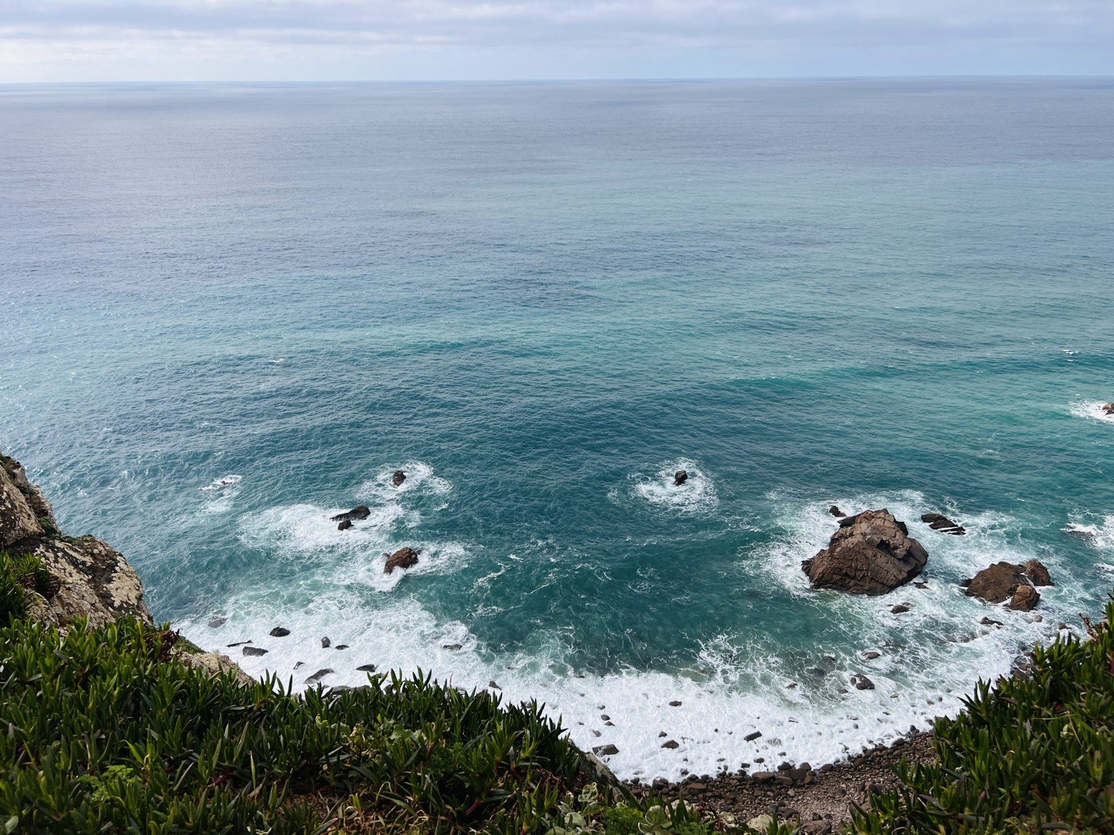 La mer turquoise au pied de la falaise