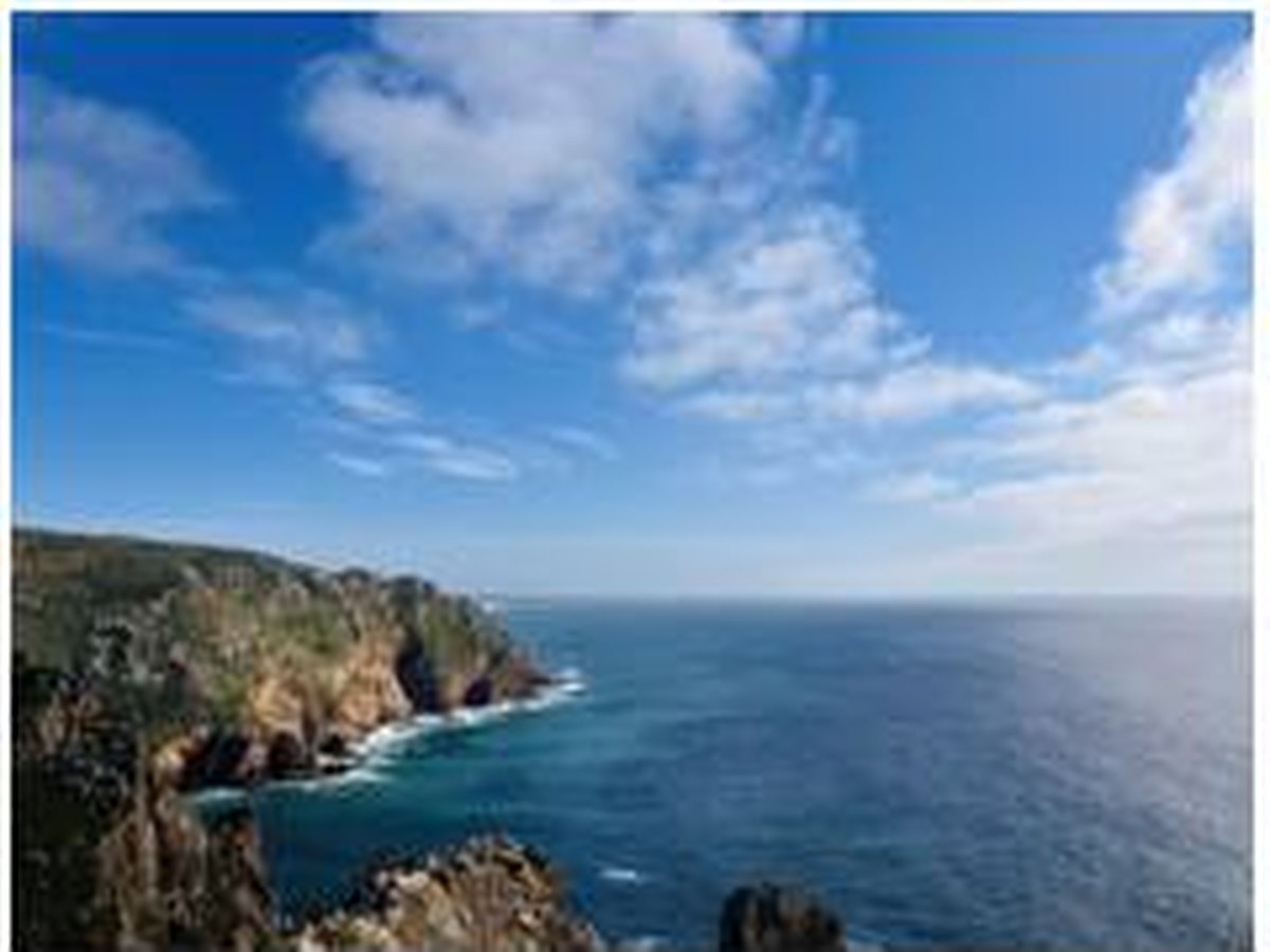 Les falaises du cap da Roca qui plongent dans la mer bleue