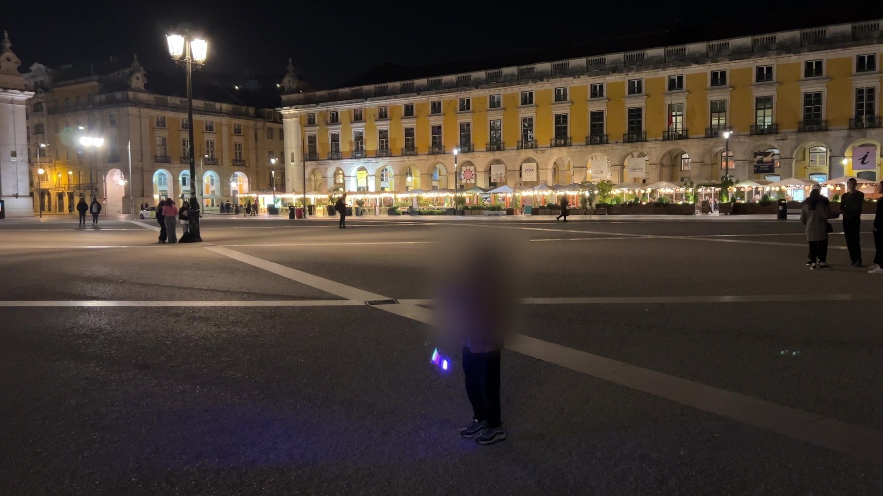 Nosso filho lançando a hélice na praça enorme