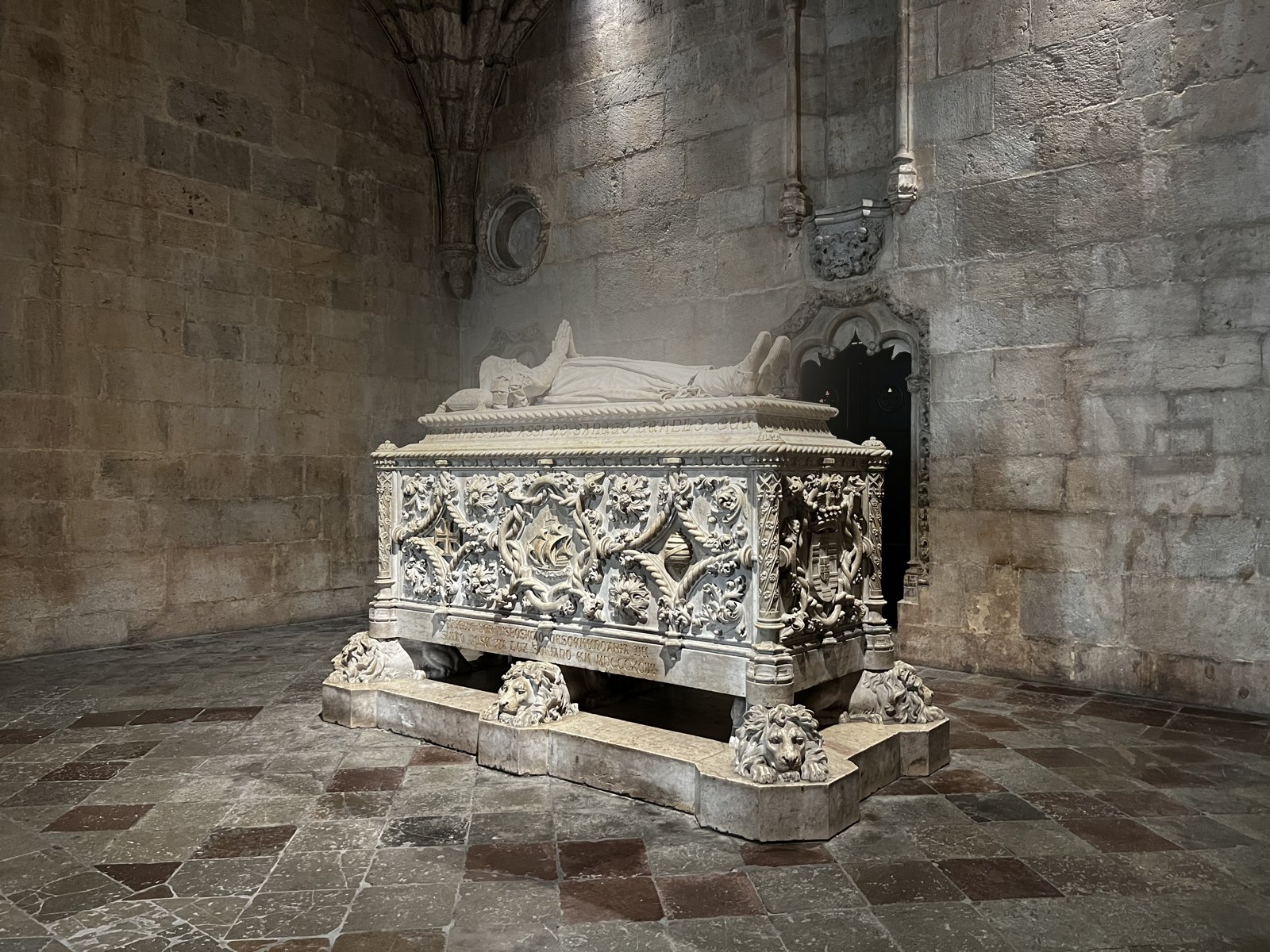 Os túmulos de Vasco da Gama e de Camões, na igreja