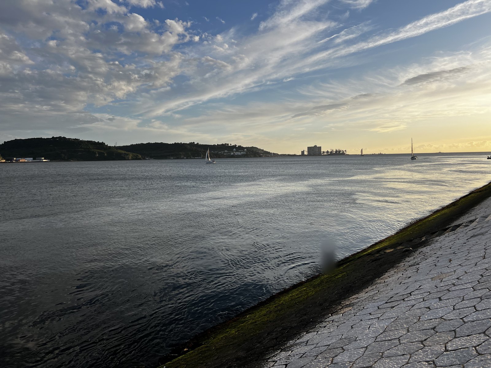 A margem do Tejo onde tentamos jogar a linha de pesca