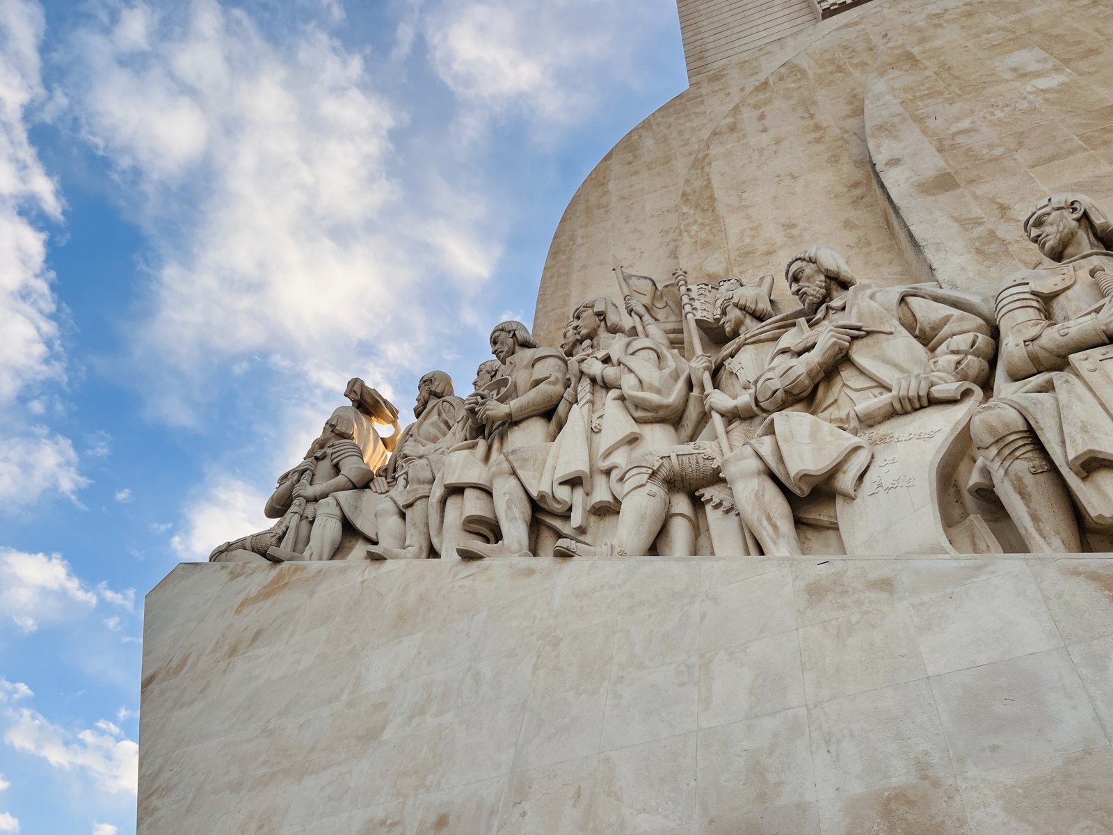 Figuras das Grandes Navegações esculpidas na lateral do monumento