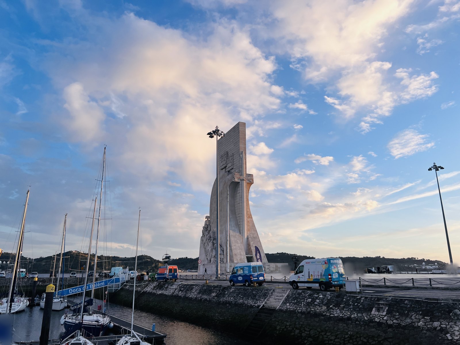 O Padrão dos Descobrimentos ao entardecer, visto do outro lado da marina