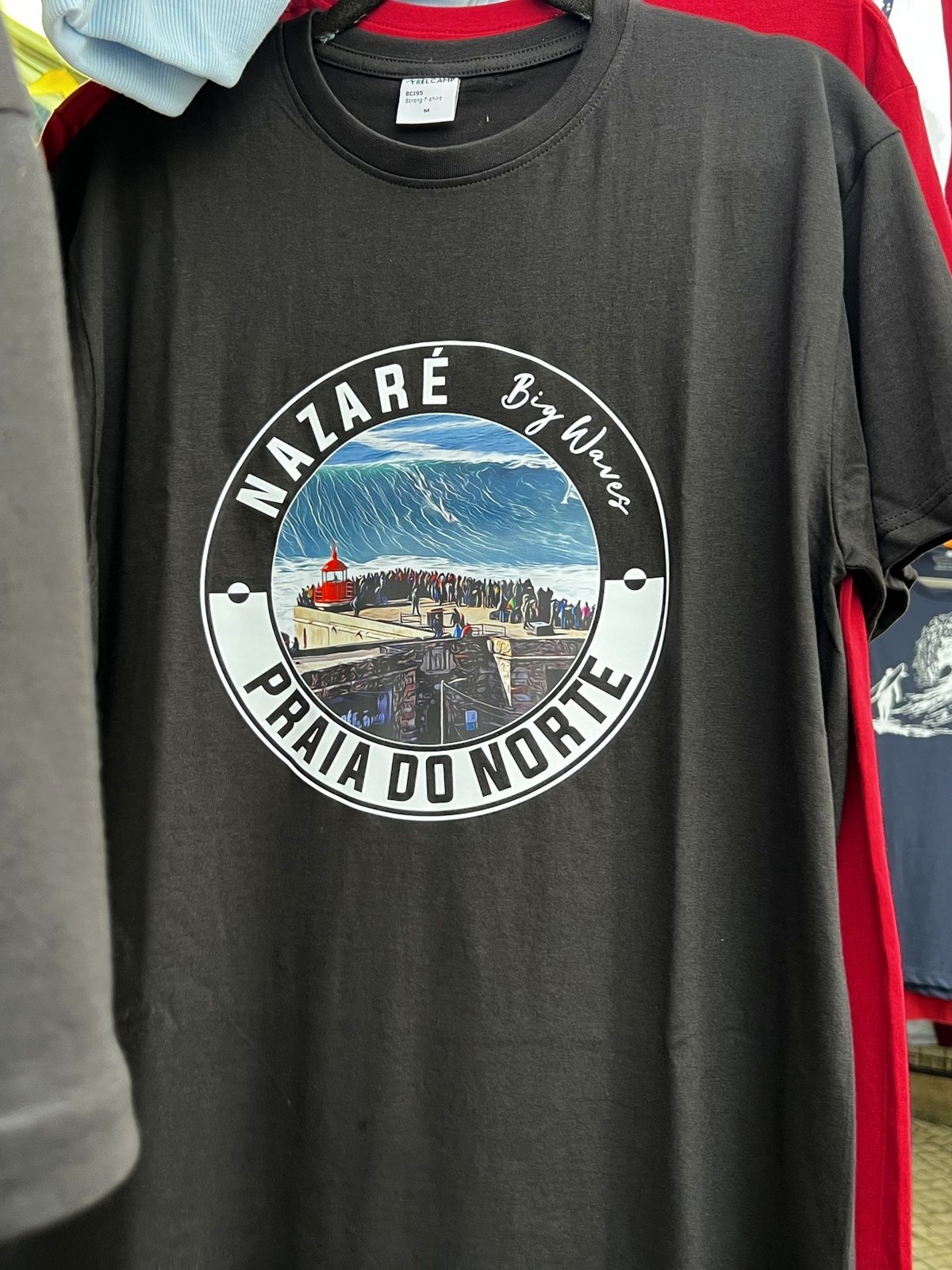기념품 가게에 걸린 ‘Praia do Norte’ 티셔츠