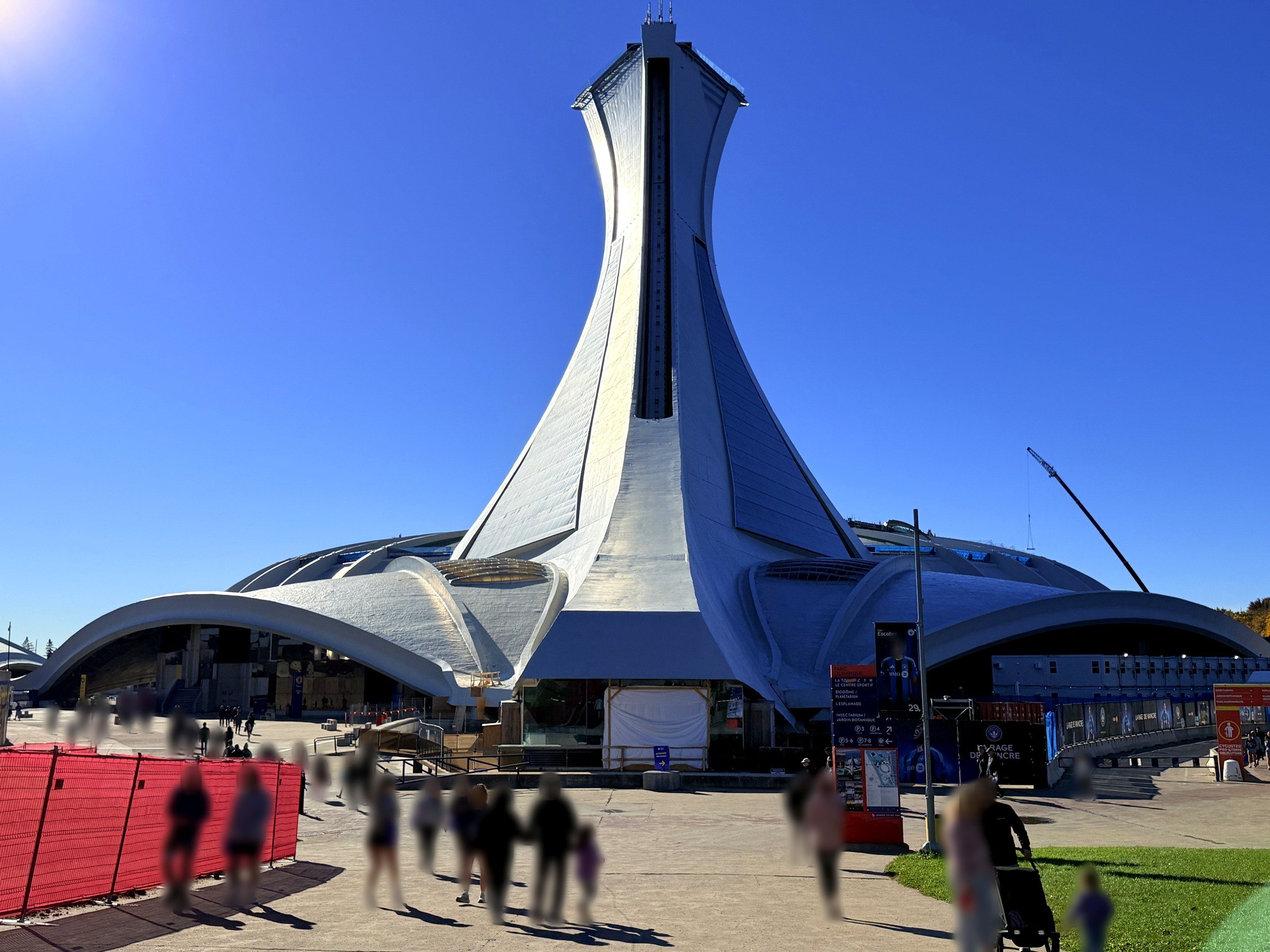 La tour du Stade olympique sous un ciel dégagé