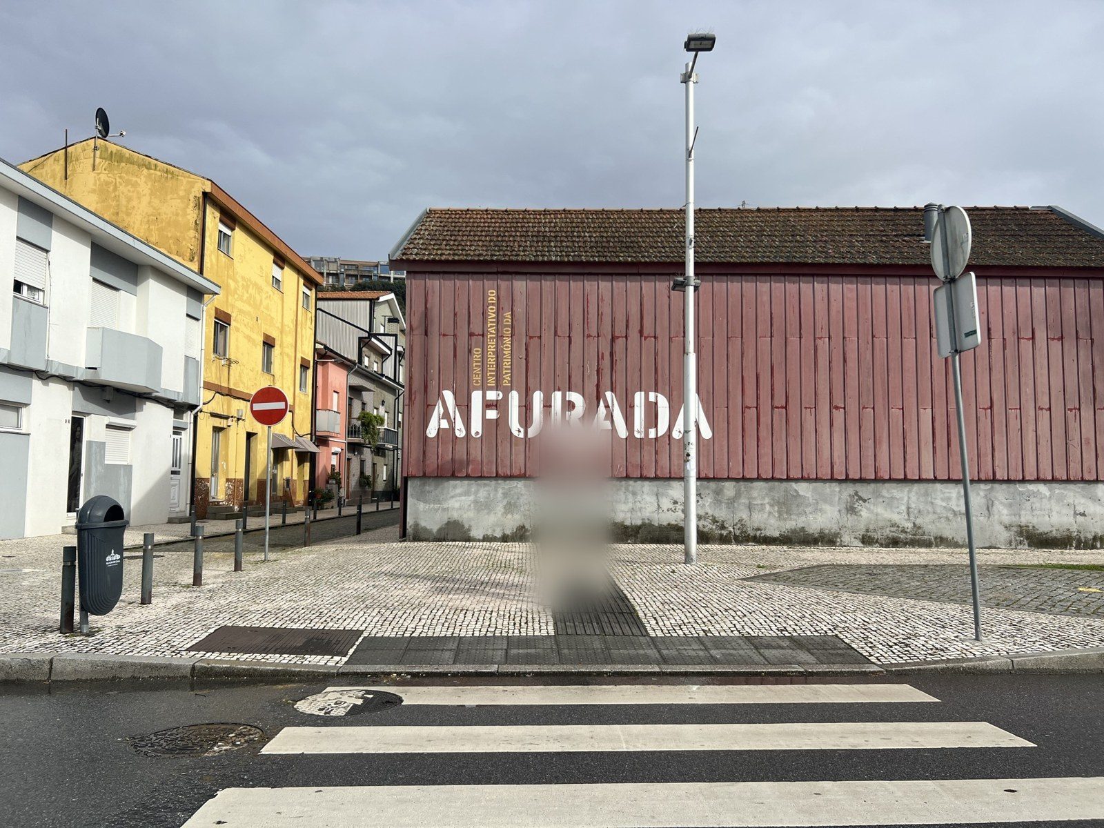 L’entrepôt rouge d’Afurada, avec le nom du village en grandes lettres