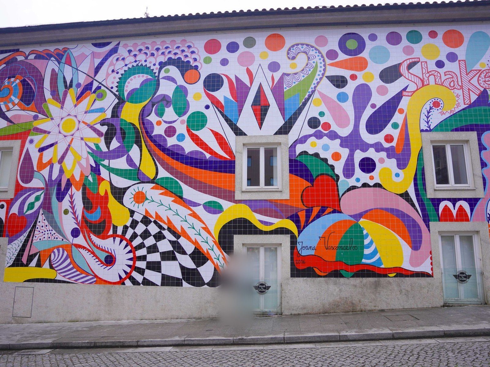 Un immeuble couvert d’une fresque