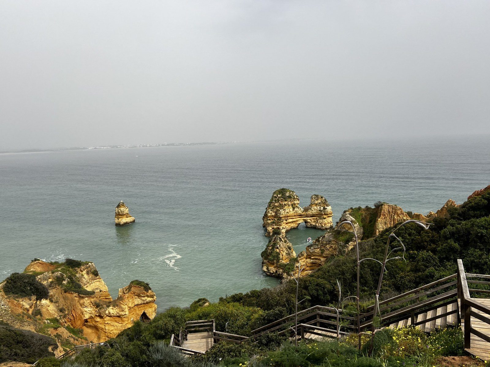 Les falaises au-dessus de la plage dos Pinheiros