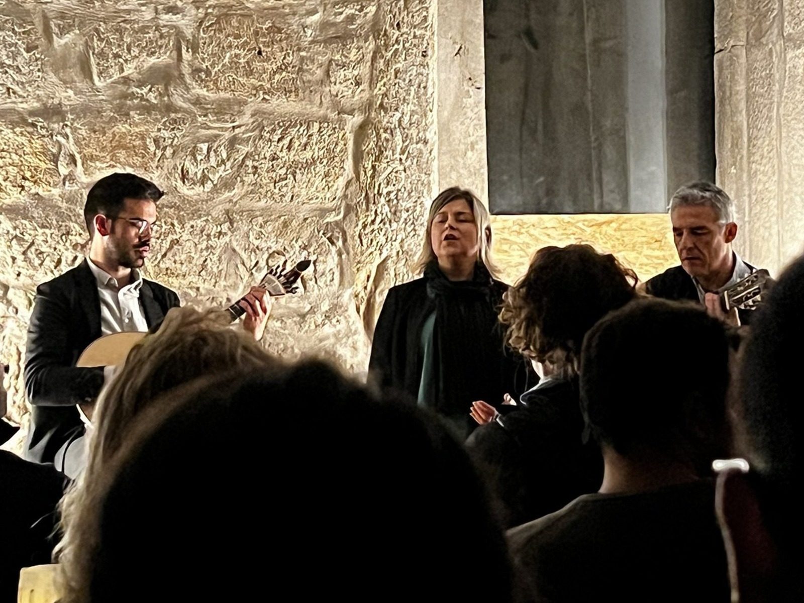 Une chanteuse de fado accompagnée à la guitare