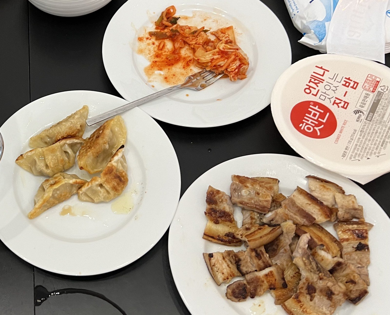 만두와 김치, 구운 돼지고기와 즉석밥