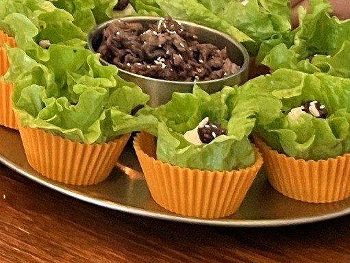 메우 템푸의 쌈과 고기