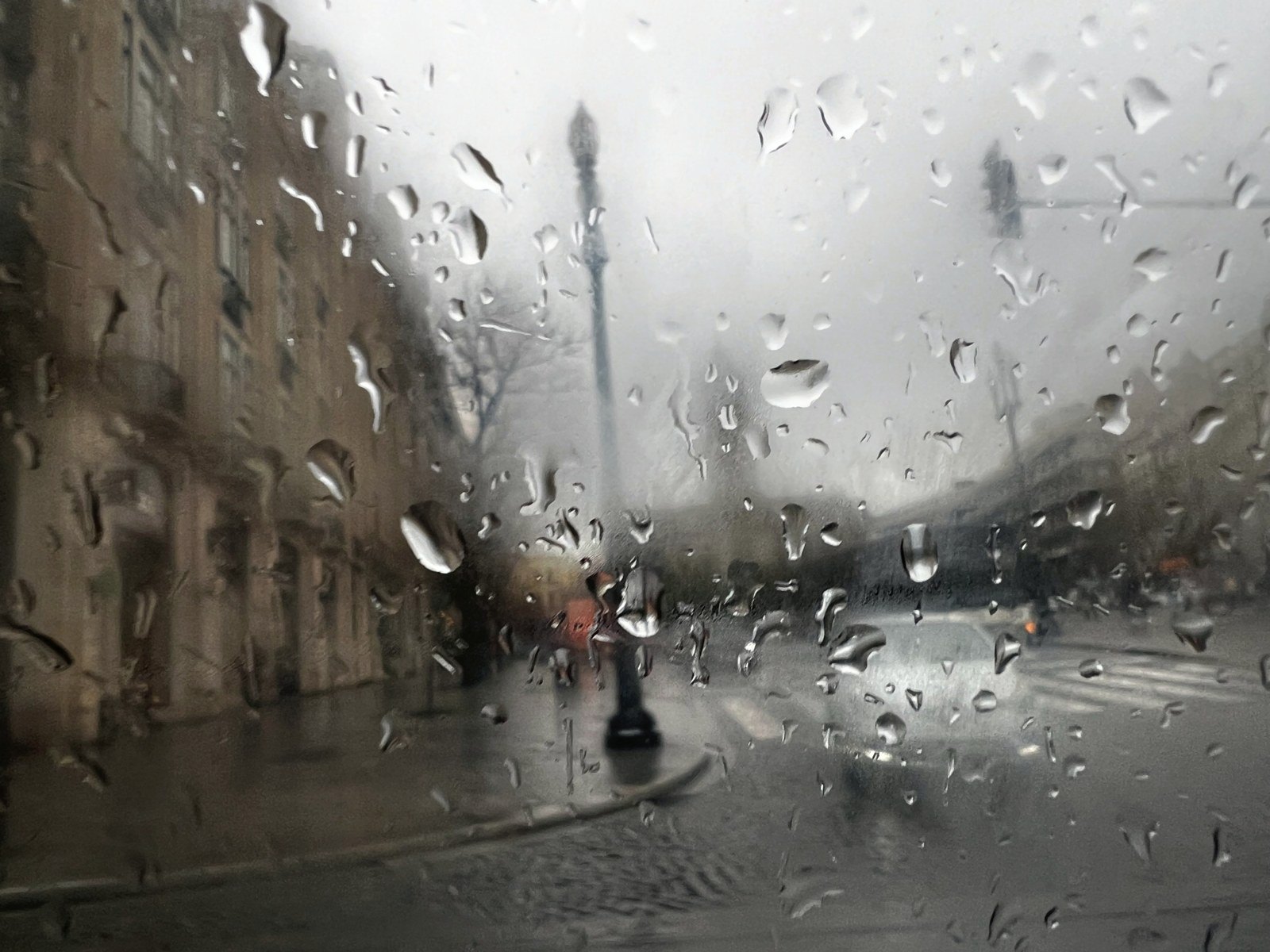 雨の日、車の窓越しに見たポルトの街