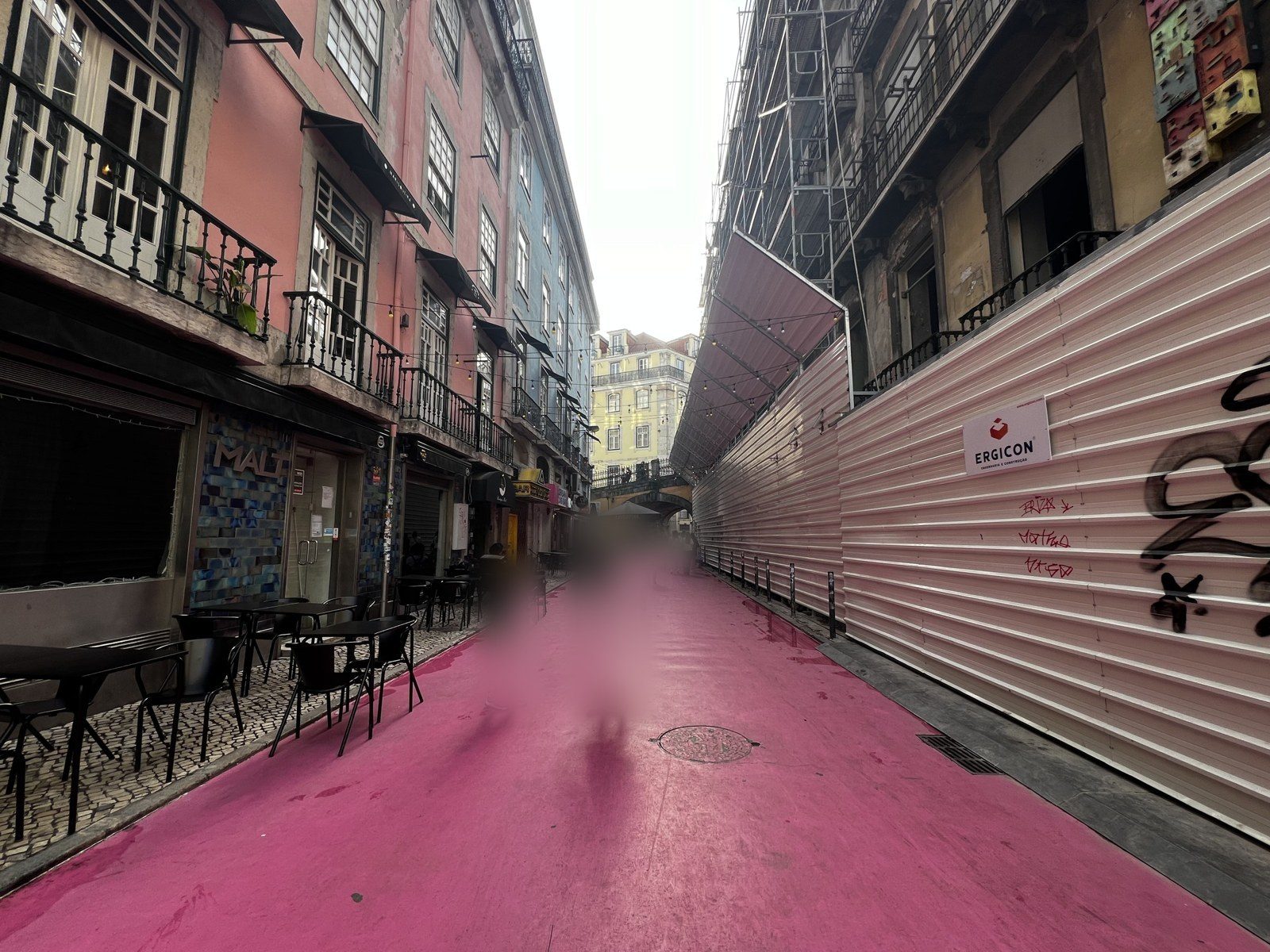 La rue rose et sa chaussée peinte