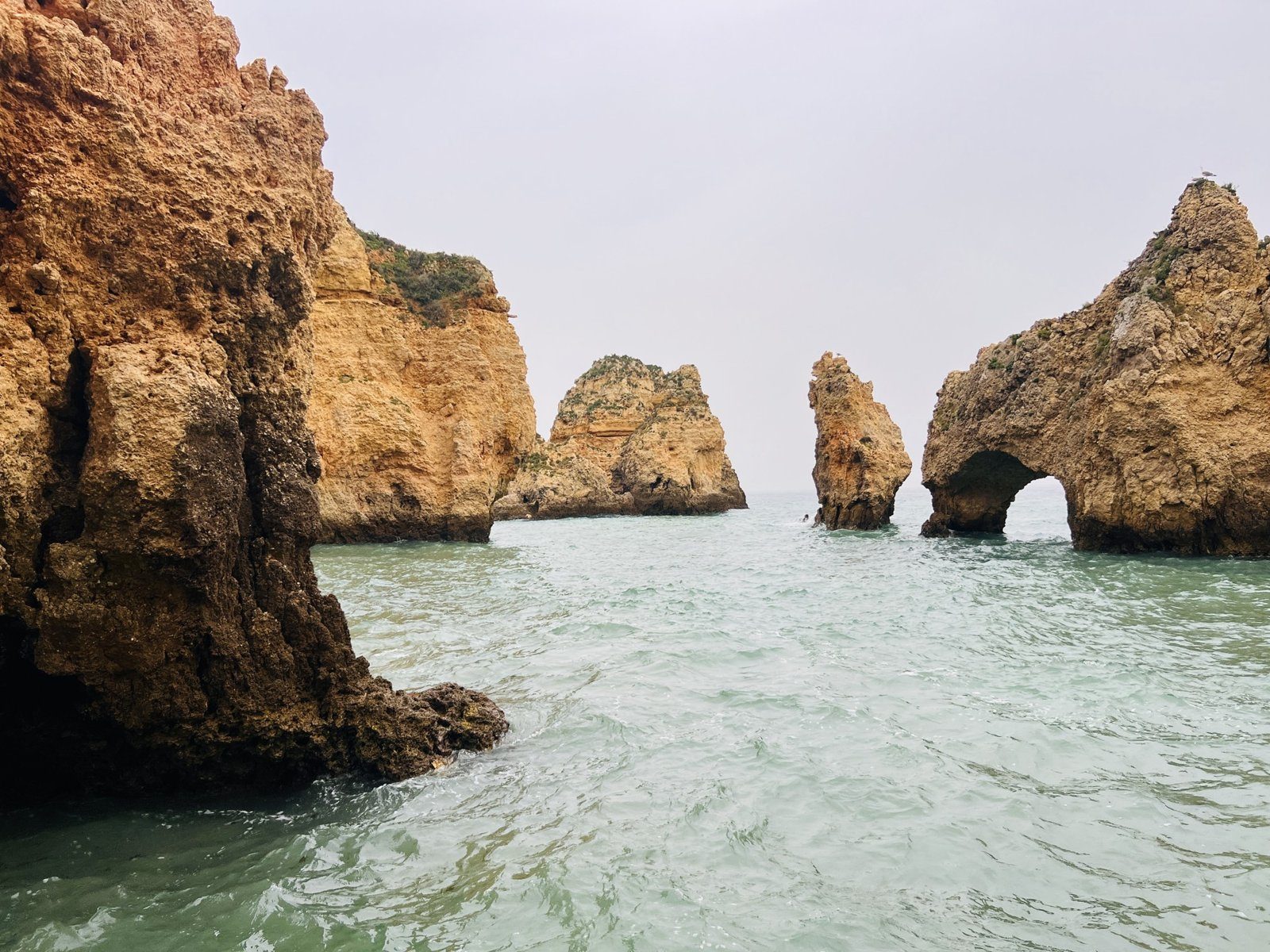 Itinéraire Portugal 2 semaines : les falaises dorées de la Ponta da Piedade à Lagos, en Algarve