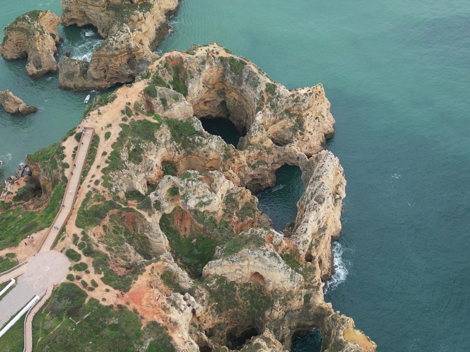 La Ponta da Piedade et sa côte rocheuse, vues du drone