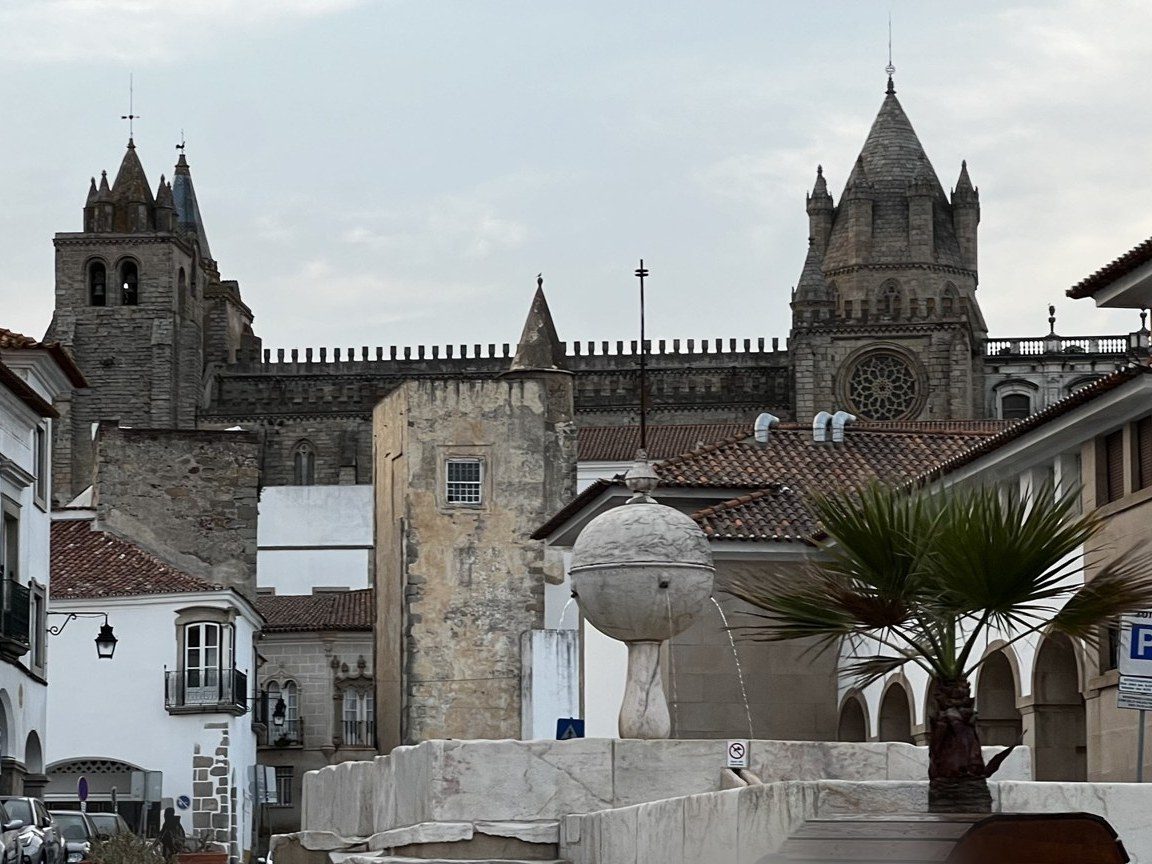 La fontaine de la Porta de Moura et la cathédrale
