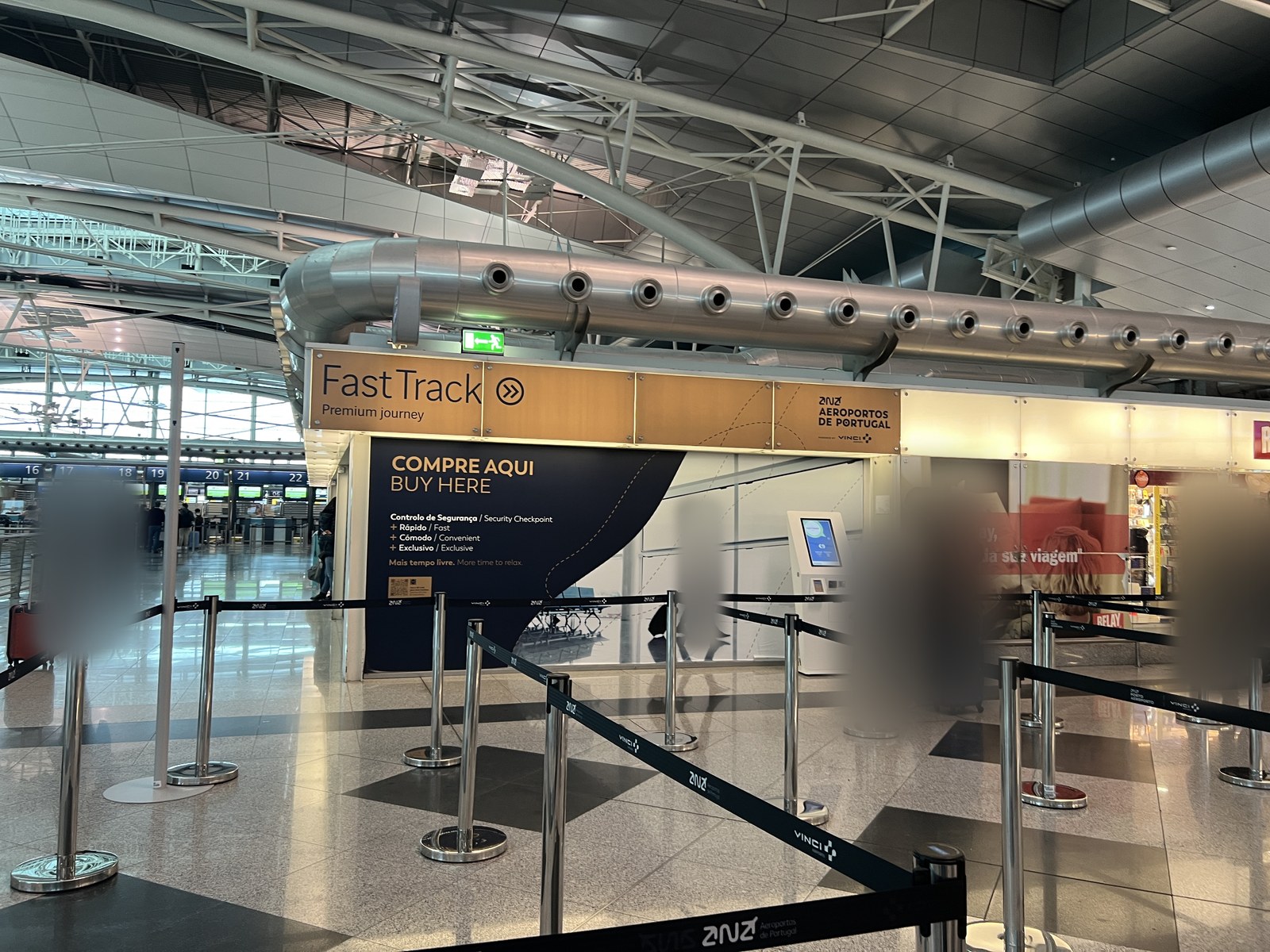 Le hall des départs de l’aéroport de Porto
