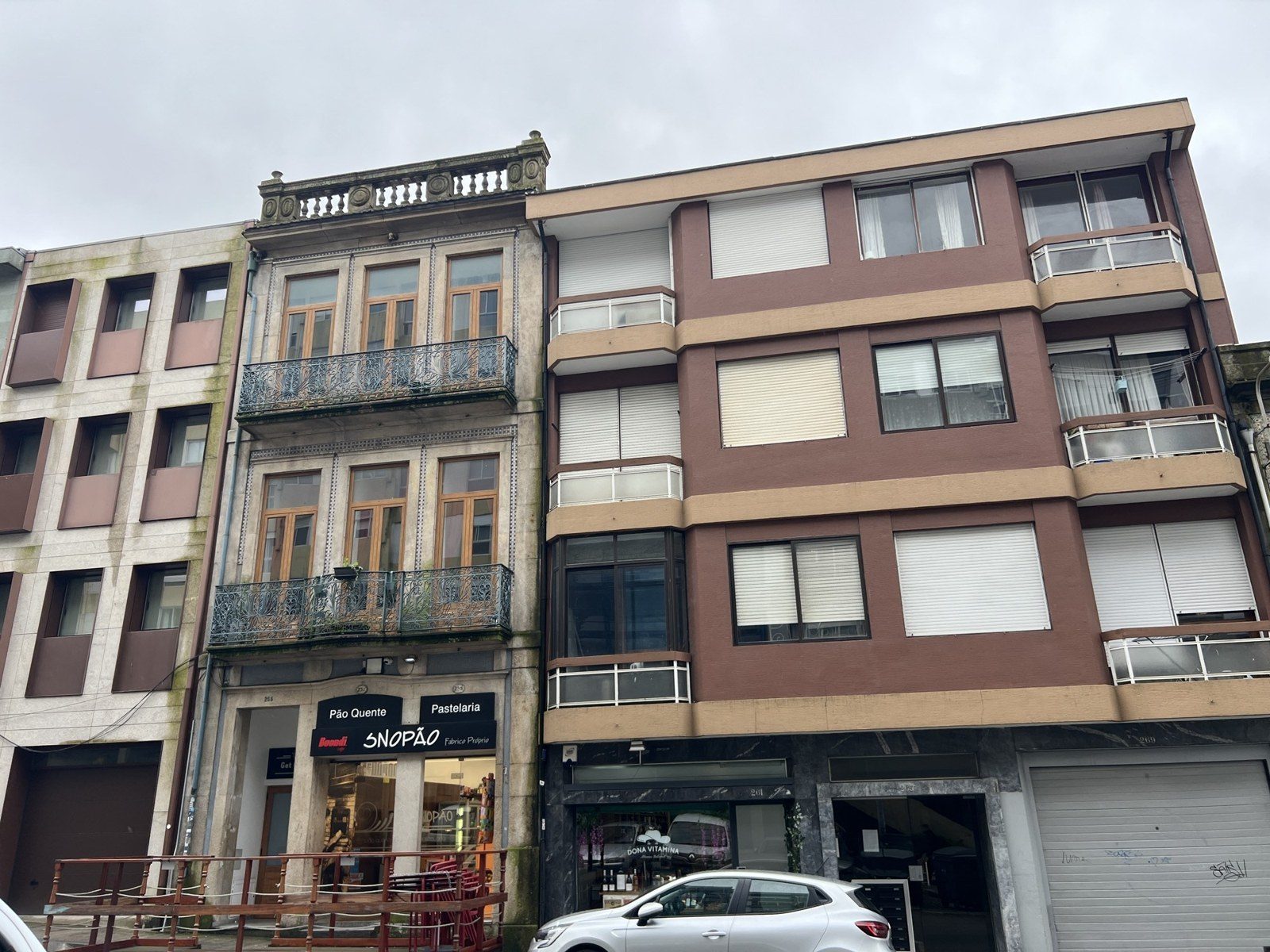 Une rue de Porto sous la pluie