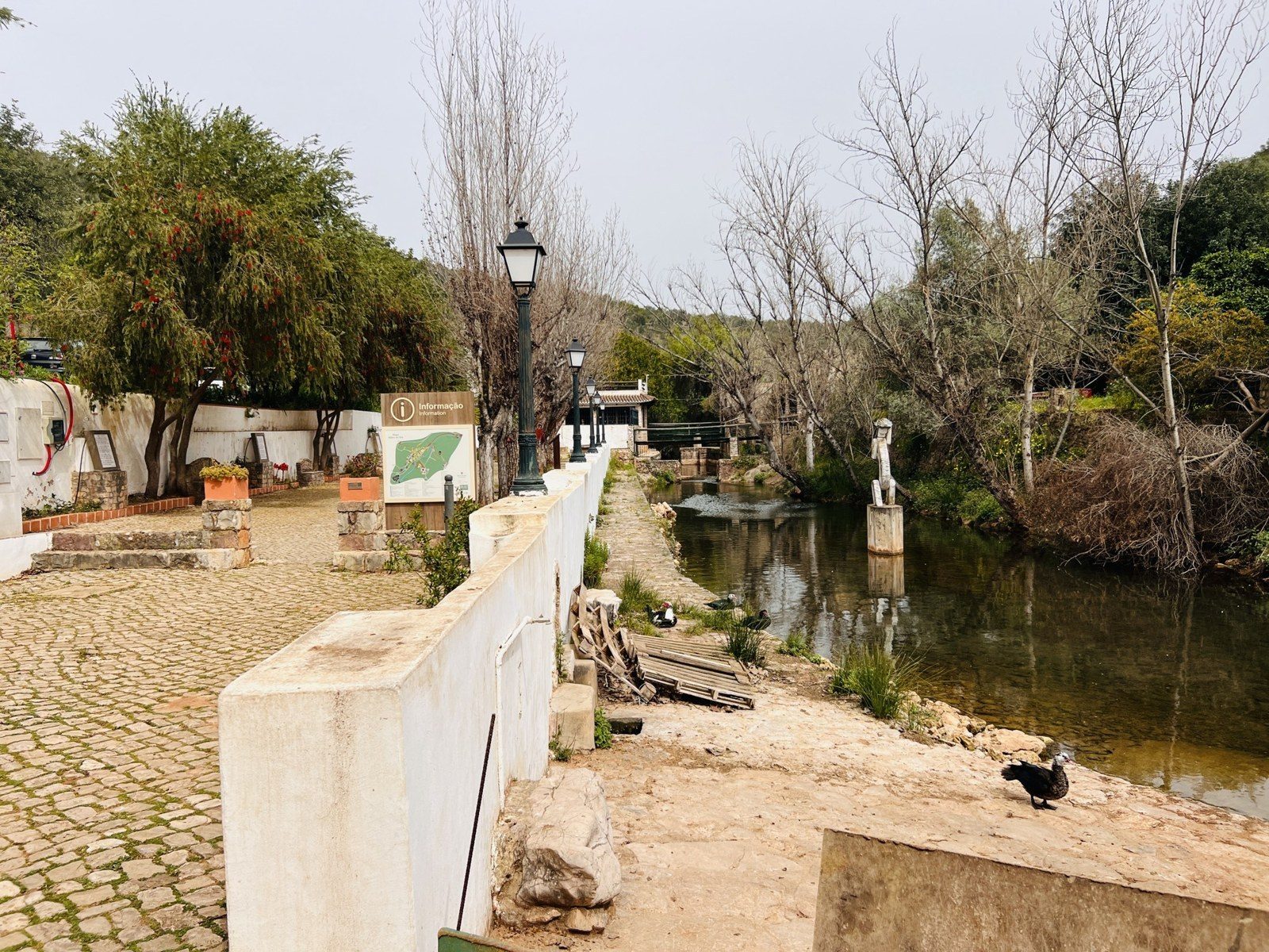 Au bord de l’eau, dans le village d’Alte