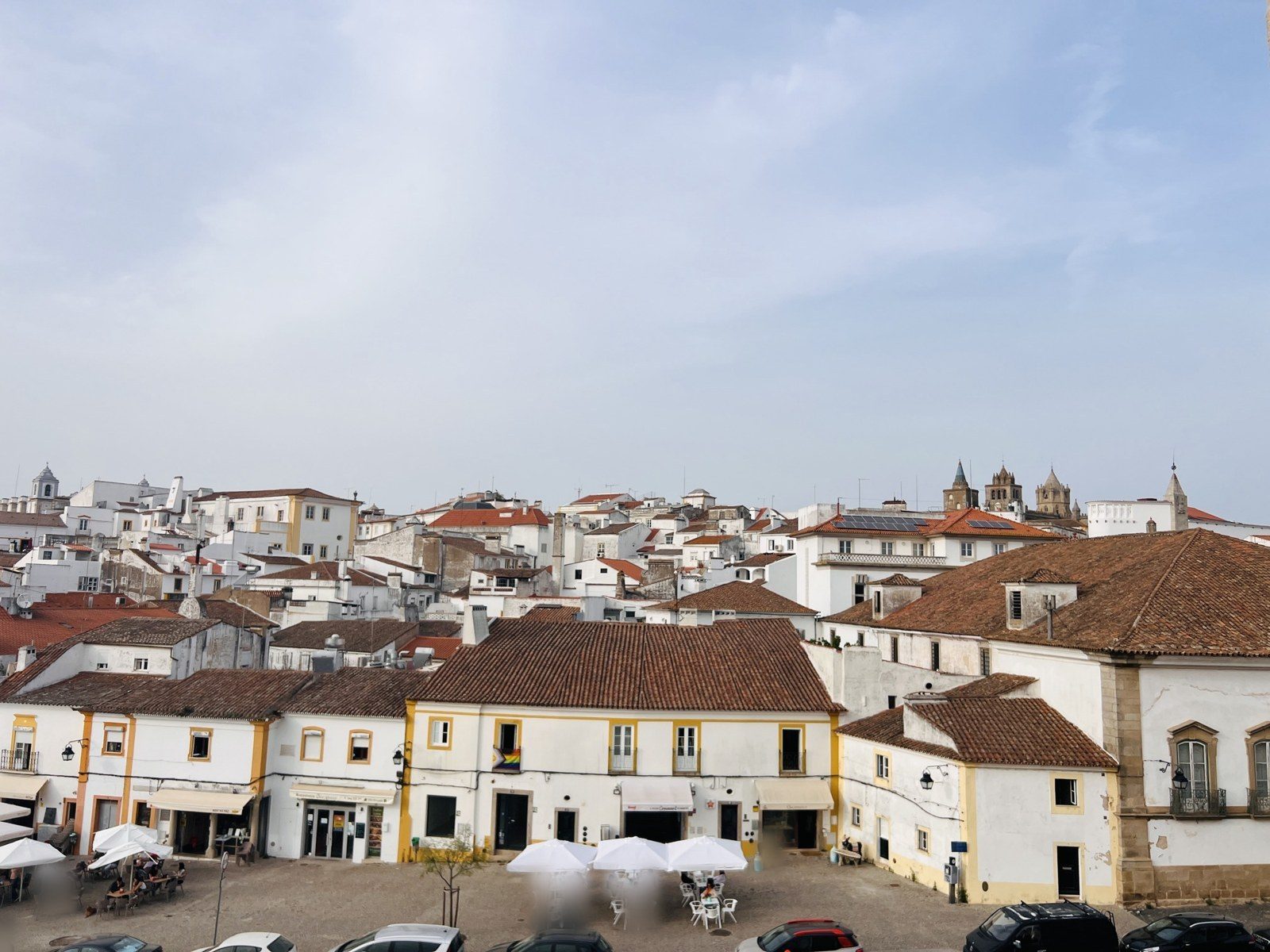 Murs blancs et toits orange à Évora